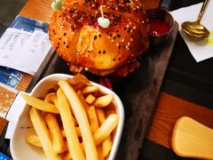 辣味鸡肉汉堡配薯条-FUTURE BAR(岭南天地店)
