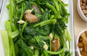 Fried Pork Rind Stir-fried with Chinese Cabbage