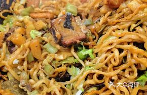 Braised Pork Rib Noodles in Iron Pot