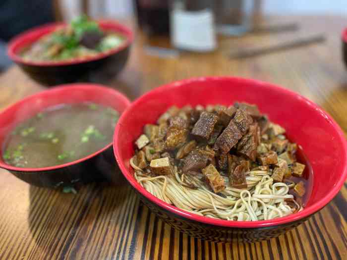 点了大肠面外加一块走油肉 面味道不错分量又足 6元一块走油肉很大一