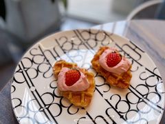 草莓奶油可颂华夫饼-boudoir&her不她(富华里店)