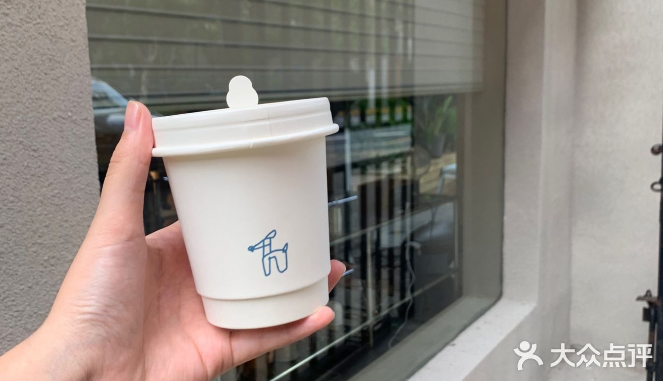 我各试了第一个菜单的奶咖和第二个菜单的冰美式