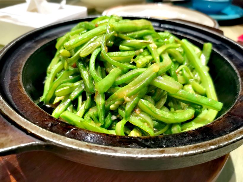 「砂锅芸豆丝」芸豆丝色泽鲜绿,鲜甜爽嫩解腻.