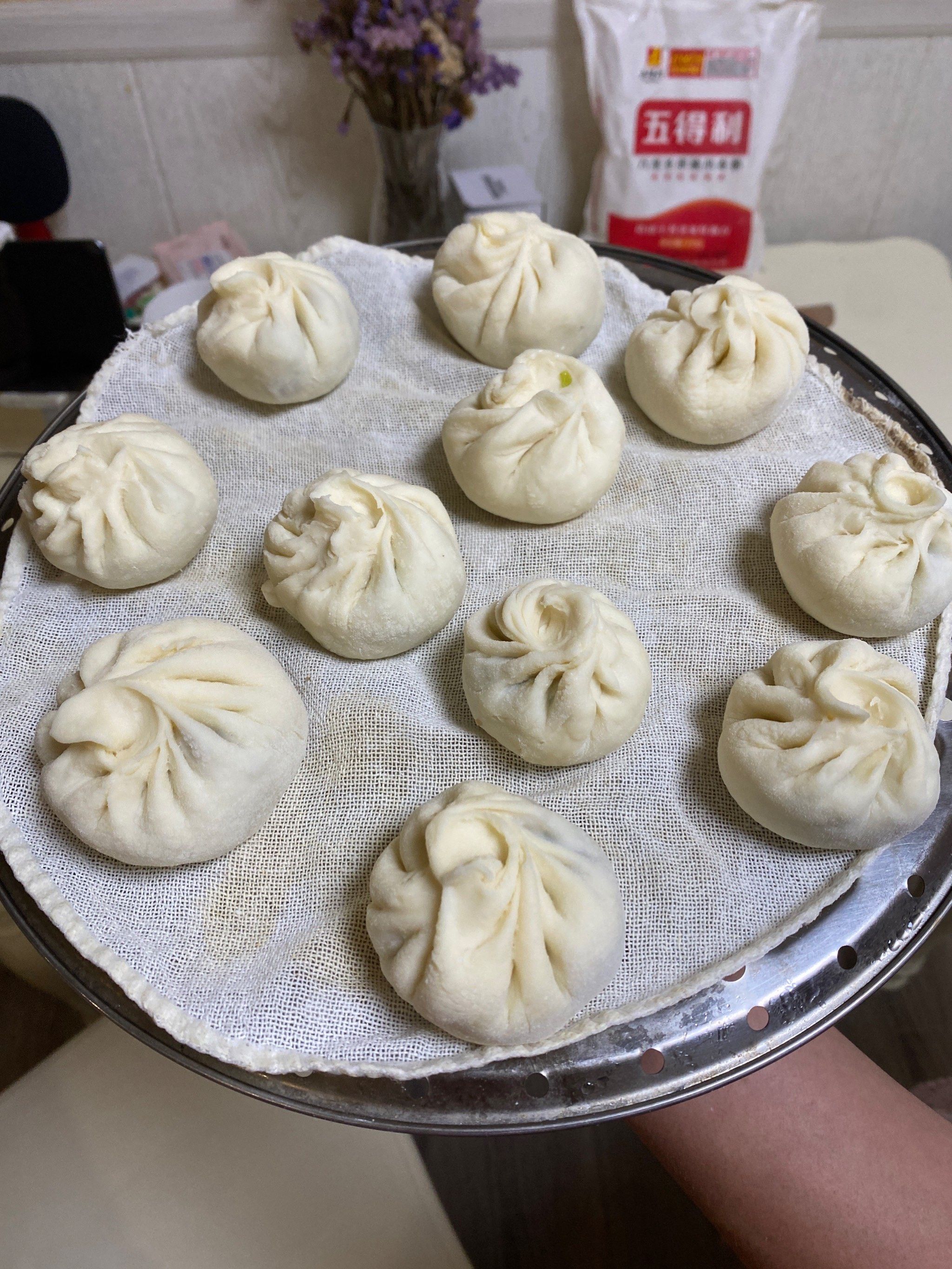 第一次还是在成都吃藏餐的时候,点了个牛肉包子,汤汁很多,肉是明显的