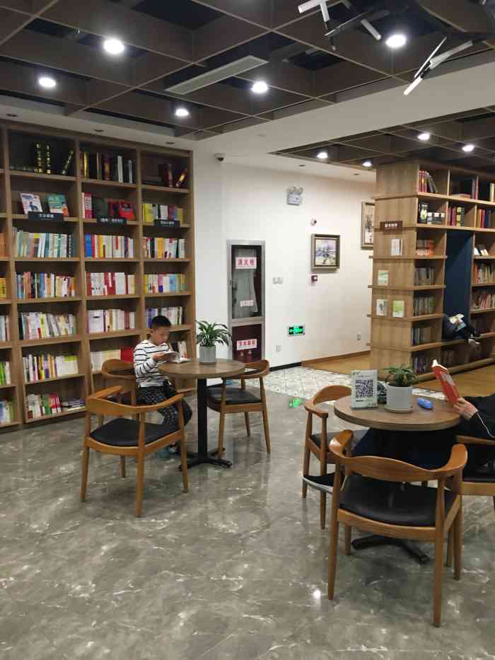 悦书房(合铁家园店)-"环境和书籍都很好,可有一位服务人员态度恶.