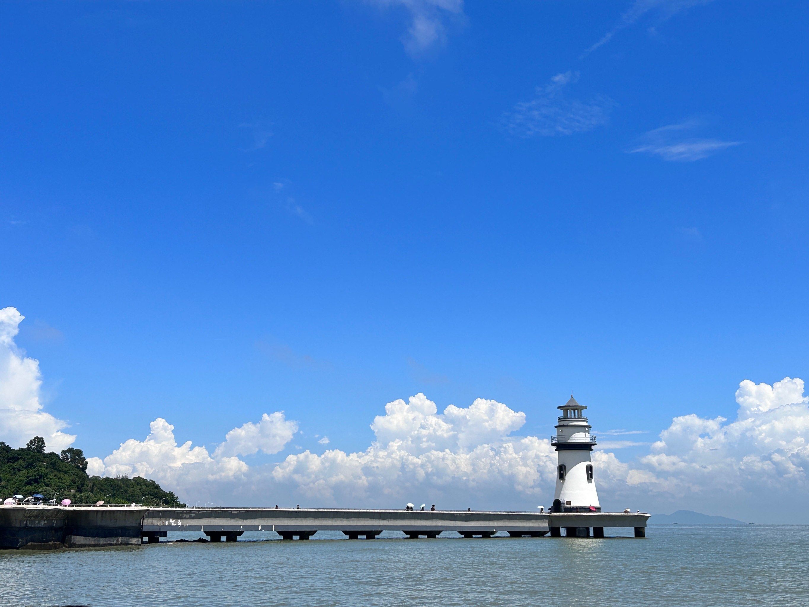 珠海太好玩了,风景美丽,地方卫生干净,海边沙滩好好玩,海鲜肠粉很好吃