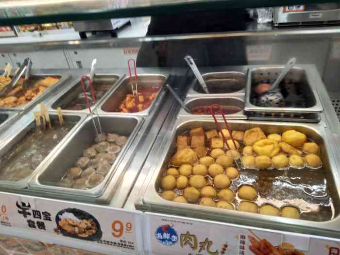 然后吃了车仔面套餐,觉得他们家的这个比较吸引我,有关东煮,热狗,包子