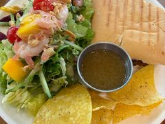 半份手撕猪肉三明治+半份芒果虾沙拉-HELLO 27 意面·沙拉·帕尼尼