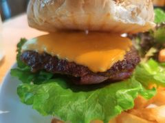 经典牛肉汉堡-ZEMOCAFE·FUSION FOOD(西交利物浦店)