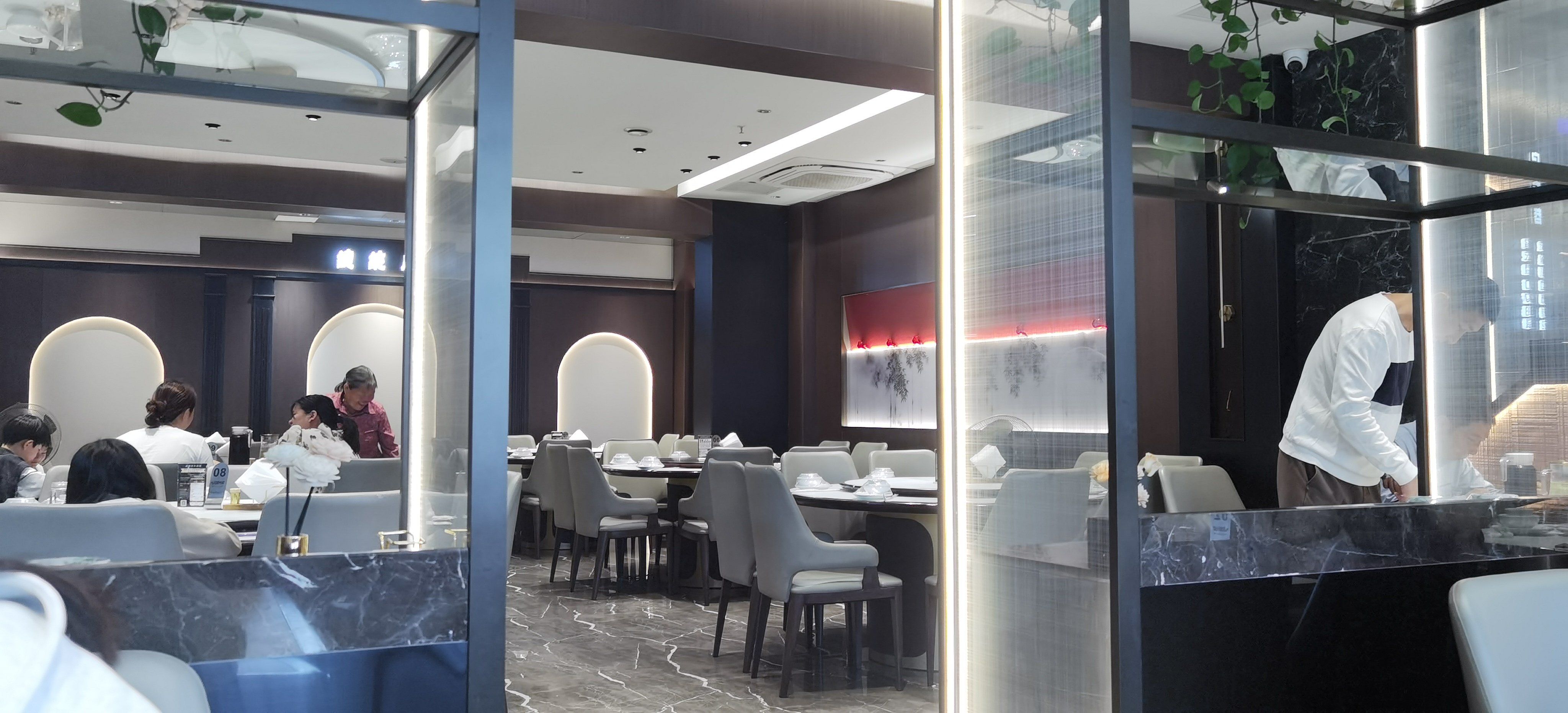 餐厅环境很好,服务很到位,明档操作很直观