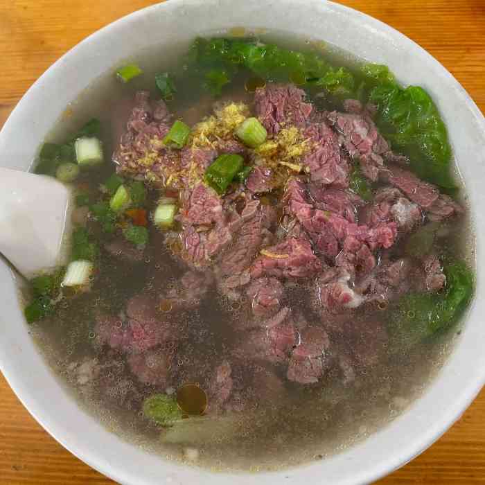 打分 降温的早上来一碗热乎乎的牛肉汤 牛肉很嫩给的量也很足 汤底很