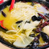 我一眼便看见了门口排着小队伍的店铺