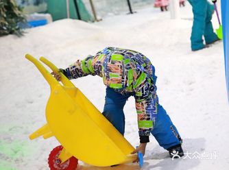 带小盆友在家附近玩耍的时候发现一家很不错的滑雪场地~