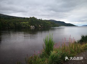 早九点，跟随旅游大巴车来到尼斯湖，找寻水怪