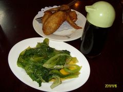 腊味煲仔饭的配菜和蒜香鸡亦-正德顺順德雙皮奶(中信店)