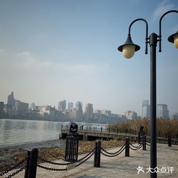 陆家嘴位于浦东的黄浦江畔，与外滩隔江相望