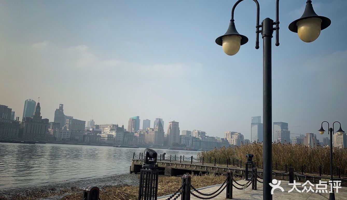 陆家嘴位于浦东的黄浦江畔,与外滩隔江相望