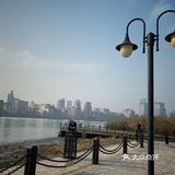 陆家嘴位于浦东的黄浦江畔,与外滩隔江相望