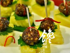 泰式开胃菜-甜菠萝片配花生-昆明中心皇冠假日酒店