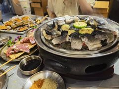 -围炉肉舍•炭烤活鳗•丹东海鲜烤肉(步行街店)