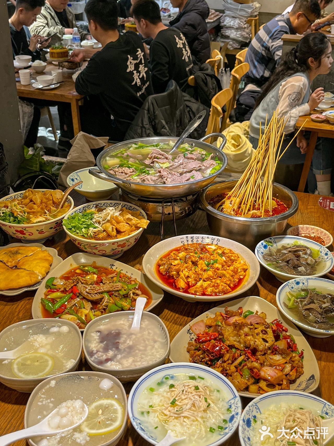 来新街口一定要吃的就是这家冯三孃跷脚牛肉，真没想到