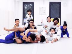 -菠萝格斗巴西柔术训练馆