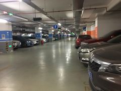 -绿地缤纷城-停车场