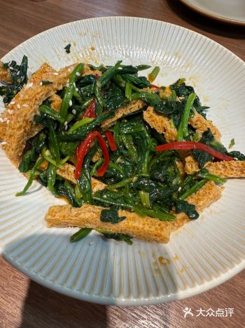 环境： 地方很好找 沿街商铺 因为新装修过了