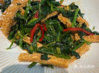 环境： 地方很好找 沿街商铺 因为新装修过了