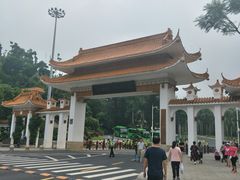 #泓法寺大门口-深圳仙湖植物园-停车场