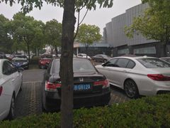 -上海大学生体育中心-游泳馆停车场