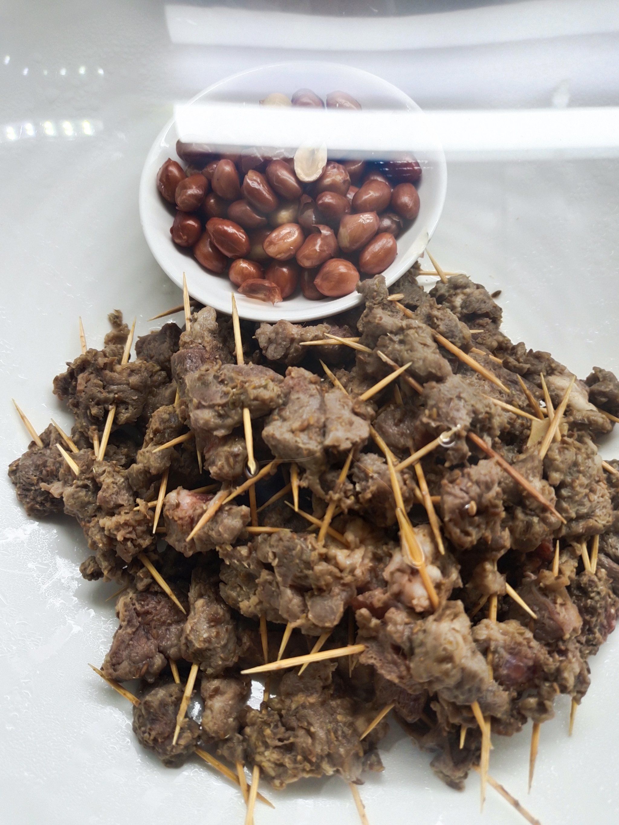 牙签牛肉:牛肉块大变身,加点花生米,香香脆脆