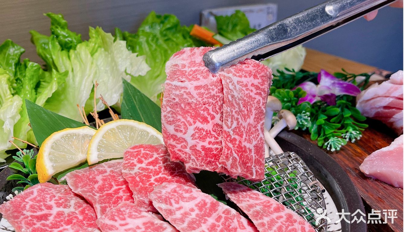 一口就炸裂了口腔。无敌好吃了！海鲜葱饼：虽然我不爱吃葱