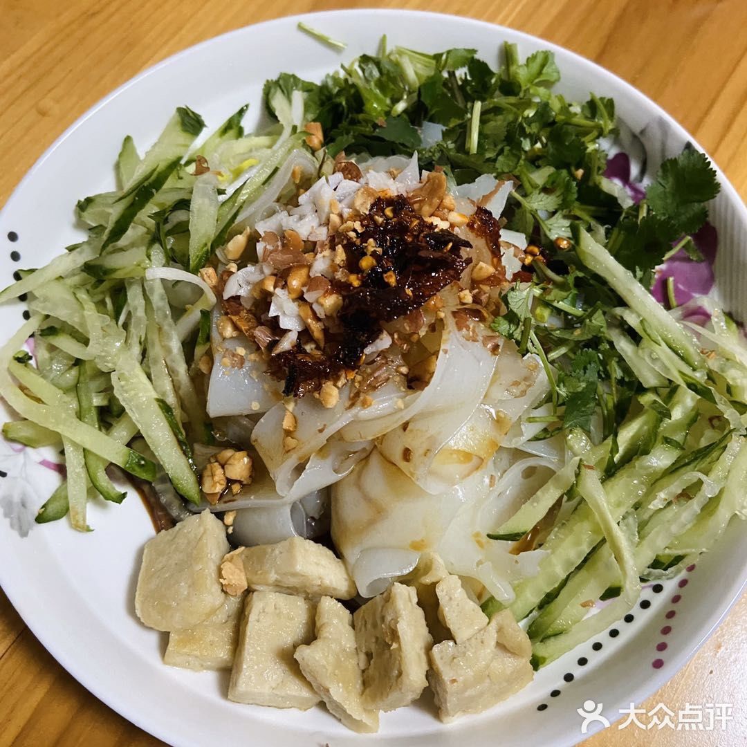 美味的凉皮做法来了！ 食材：面粉，黄瓜，醋，盐