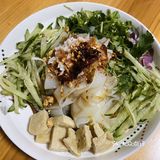 美味的凉皮做法来了！ 食材：面粉，黄瓜，醋，盐