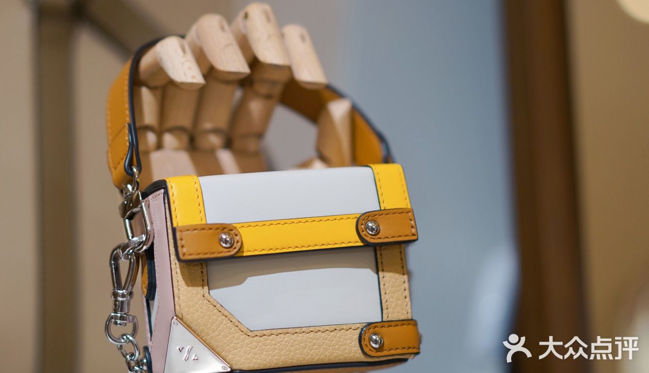 店员小姐姐介绍说是爱马仕菜篮子的同款皮质