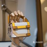 店员小姐姐介绍说是爱马仕菜篮子的同款皮质