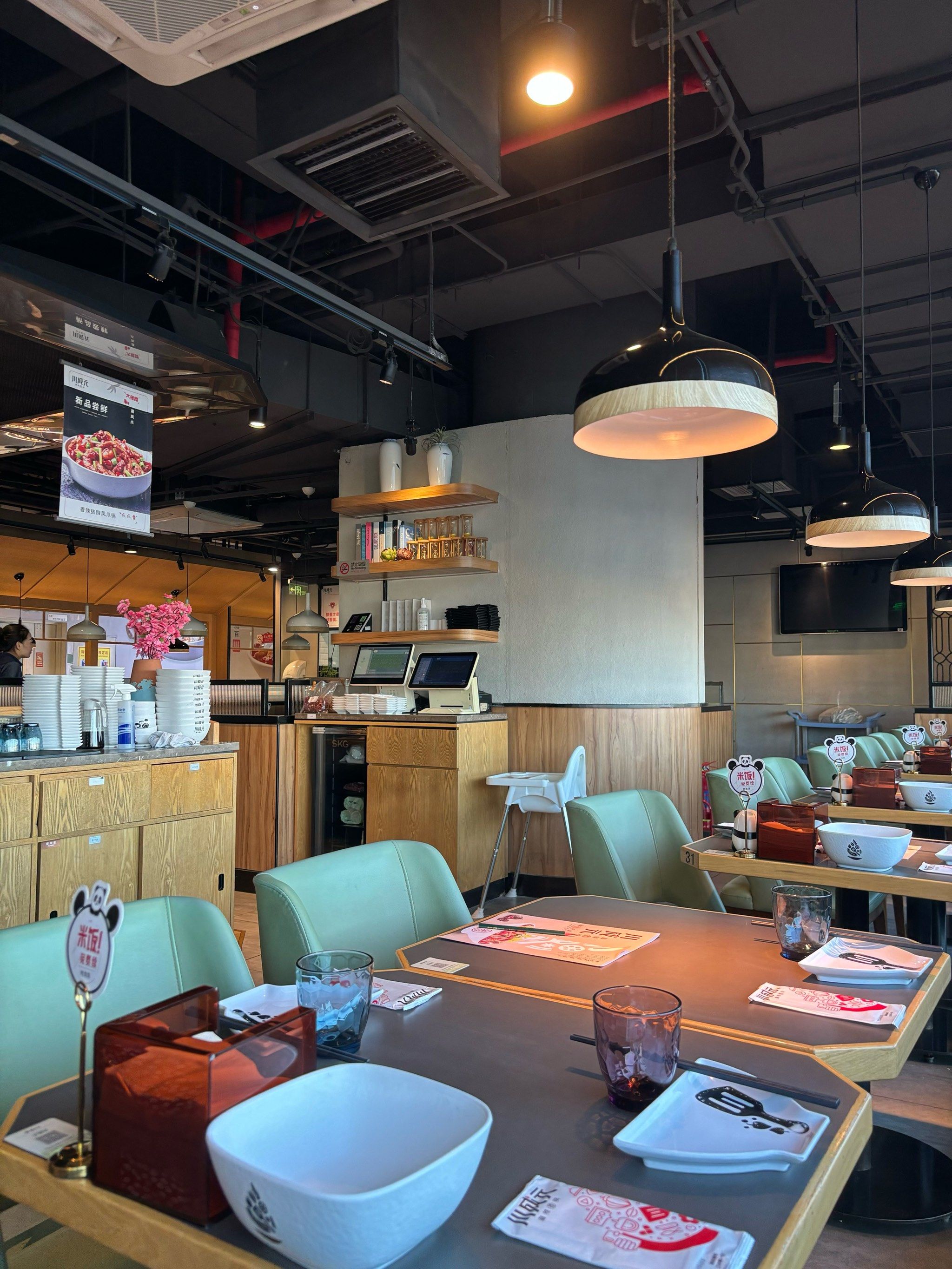 这家餐厅的菜肴色香味俱佳,让人大快朵颐