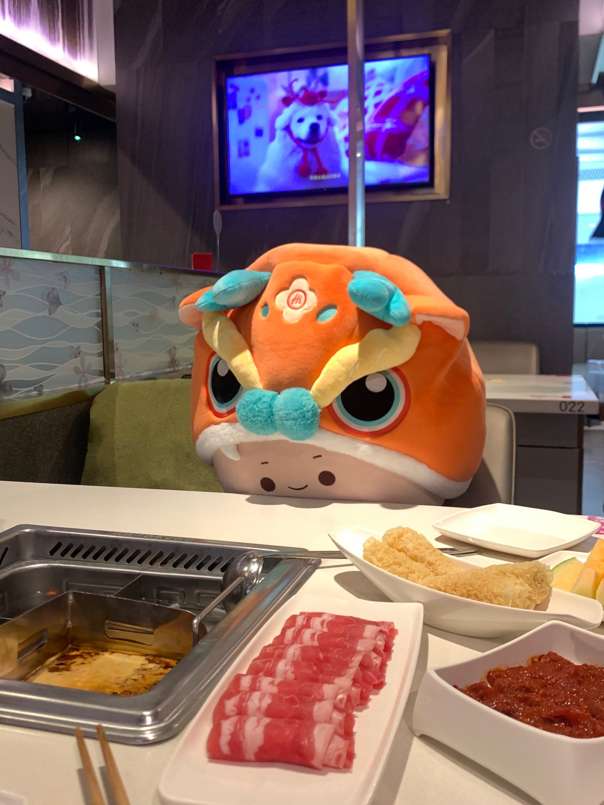 一个人吃海底捞也有龙宝宝陪伴