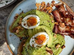 牛油果煮蛋吐司-RAC BAR(安福路店)