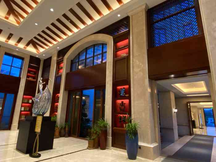 海口红燕堂酒店-"海口网红地带,重点是他的游泳池,拥有超大.