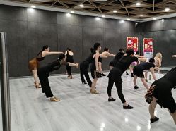 -单色舞蹈