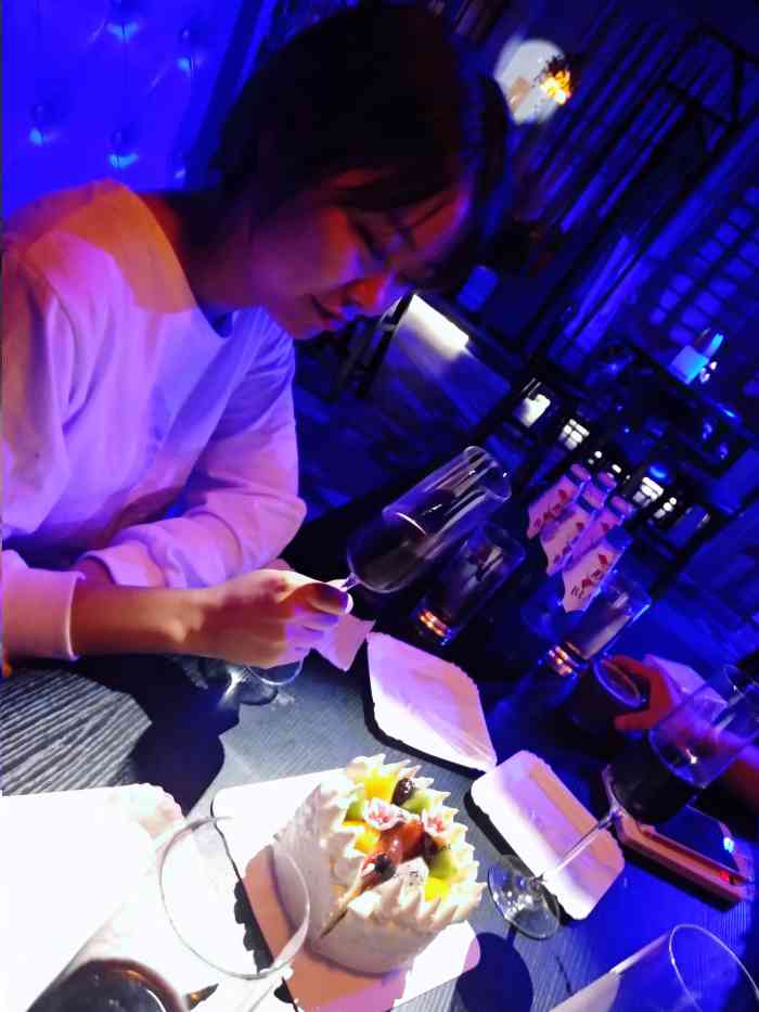 打分 这家酒吧 服务不错,去的时候我过生日 他们还送了 水果盘和 一瓶