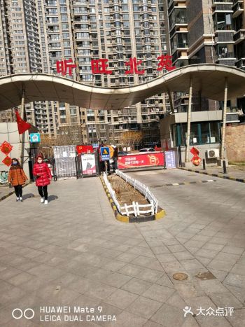 #严把社区进出疫情关# 疫情期间，社区实施封闭管理有