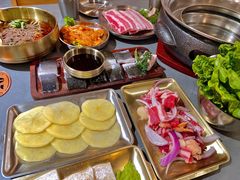 -围炉肉舍•炭烤活鳗•丹东海鲜烤肉(步行街店)