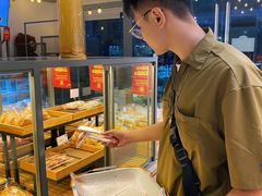 面包甜点陈列柜-顶东面包花园·生日蛋糕(世博店)
