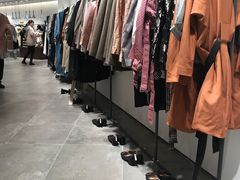 -URBAN REVIVO(高德置地广场·春广场店)