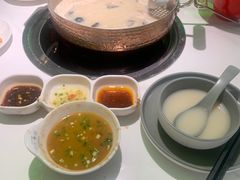 -洪氏嗨捞·广东猪肚鸡·椰子鸡火锅(西咸万象城店)