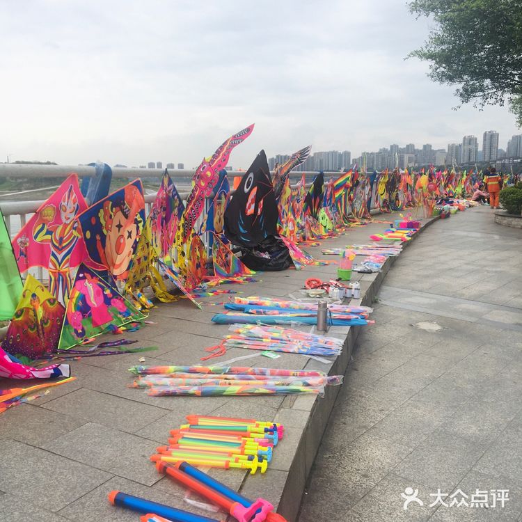 去吃抄手的路上看到河边隐约有人影 吃完抄手回来还没散场