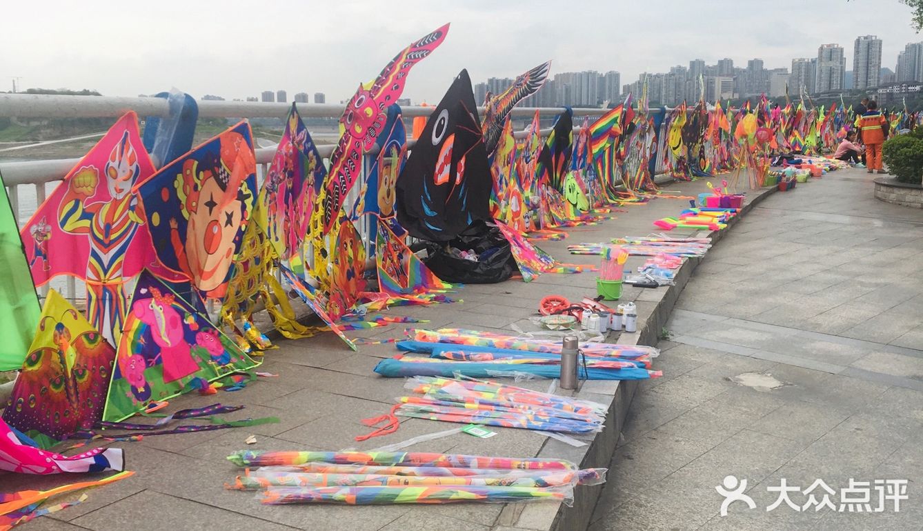 去吃抄手的路上看到河边隐约有人影 吃完抄手回来还没散场